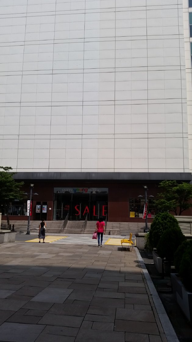 ロッテ百貨店 昌原店の新館であるヤングプラザの外観と入口