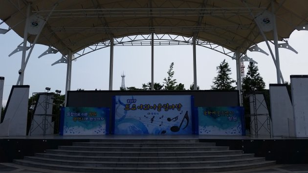 龍池文化公園の野外ステージ