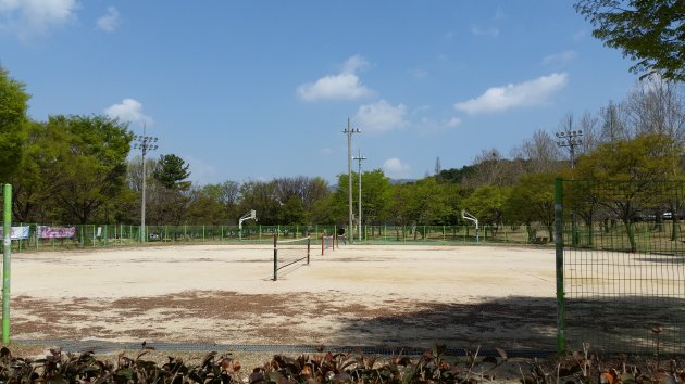 大原レジャースポーツ公園内にあるテニスネット付きの運動場