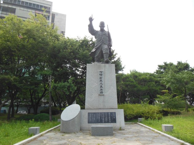 農城広場激戦地（農城公園）にある金泰元の銅像
