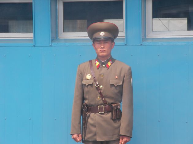 38度線（軍事停戦委員会の会議所）を警備する北朝鮮兵士