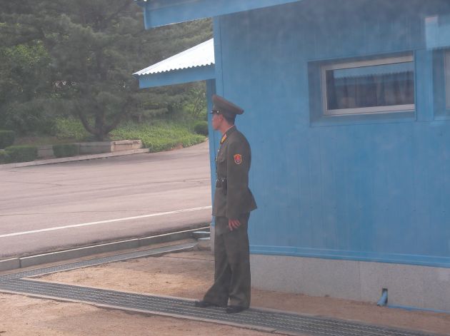 38度線（軍事停戦委員会の会議所）を警備する北朝鮮兵士2