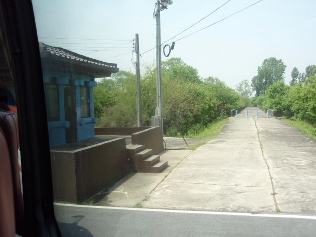 左：韓国側の監視所　奥：帰らざる橋