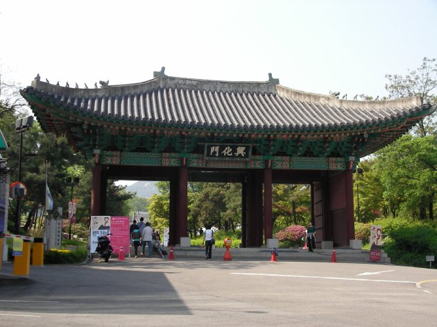 慶徳宮の正門である興化門