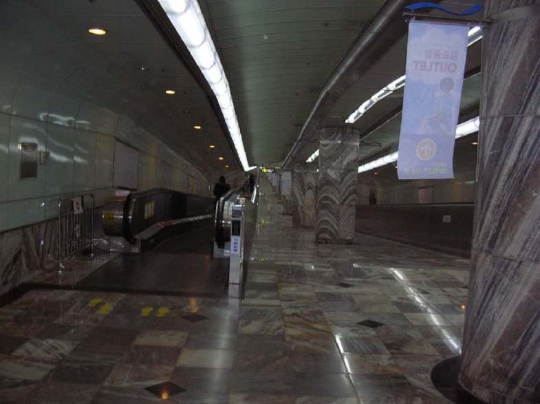 金浦国際空港と地下鉄の駅を結ぶ通路