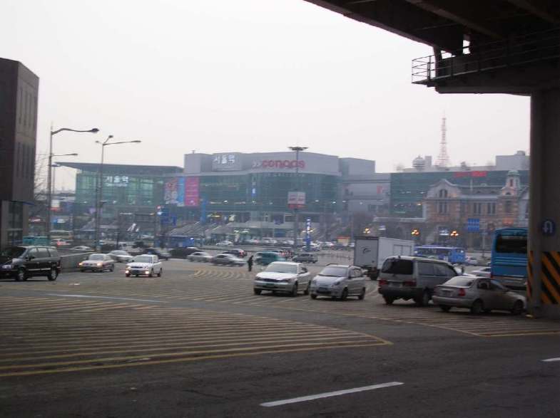 左側・現在のソウル駅舎、右側・旧ソウル駅舎