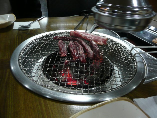 網の上で焼かれている肉