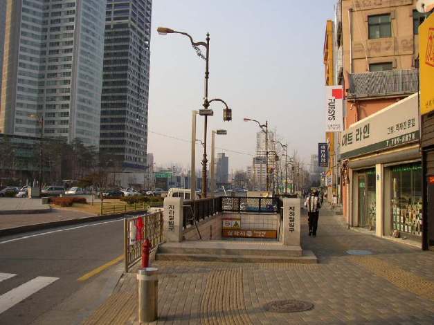 地下鉄6号線「三角地」駅の入り口（出口）