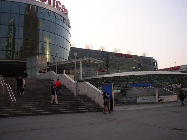 ロッテマート（LOTTE Mart）　ソウル駅店　※写真の右側