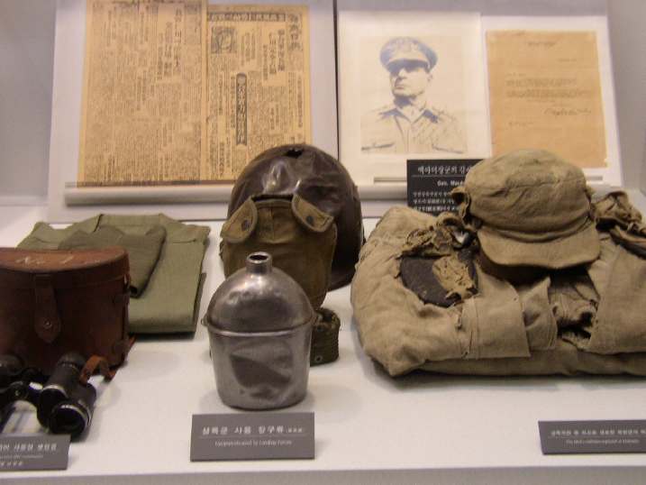 【戦争記念館】　韓国戦争室・マッカーサーに関する展示品