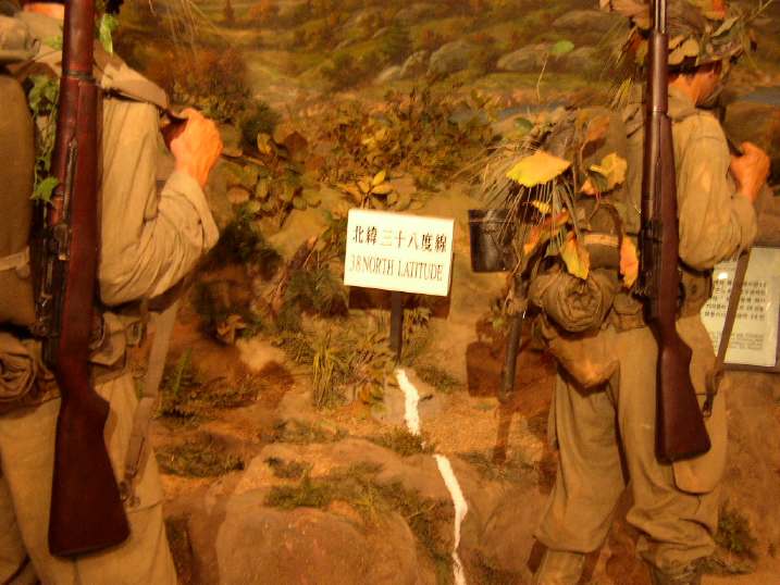 【戦争記念館】　韓国戦争室・38度線の案内板