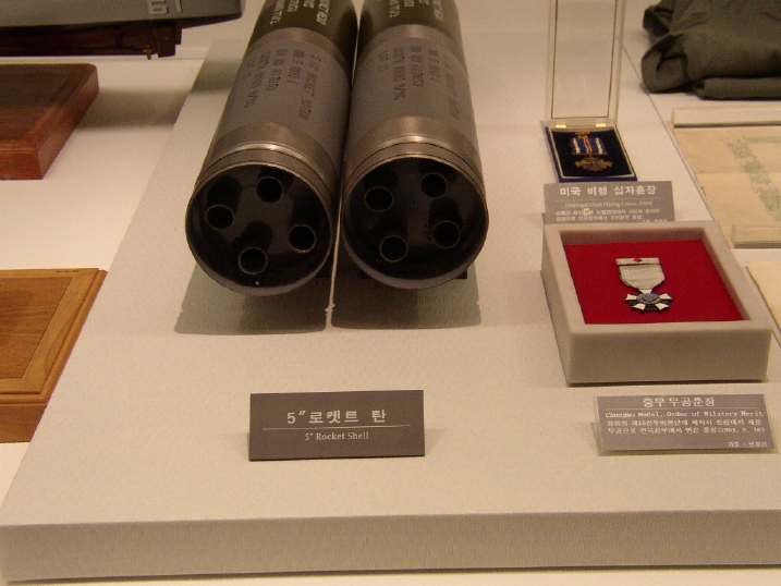 【戦争記念館】　韓国戦争室・左：ロケット弾　右：勲章