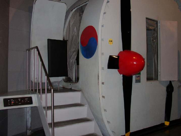 【戦争記念館】　軍国発展室・戦闘機の模型の入り口