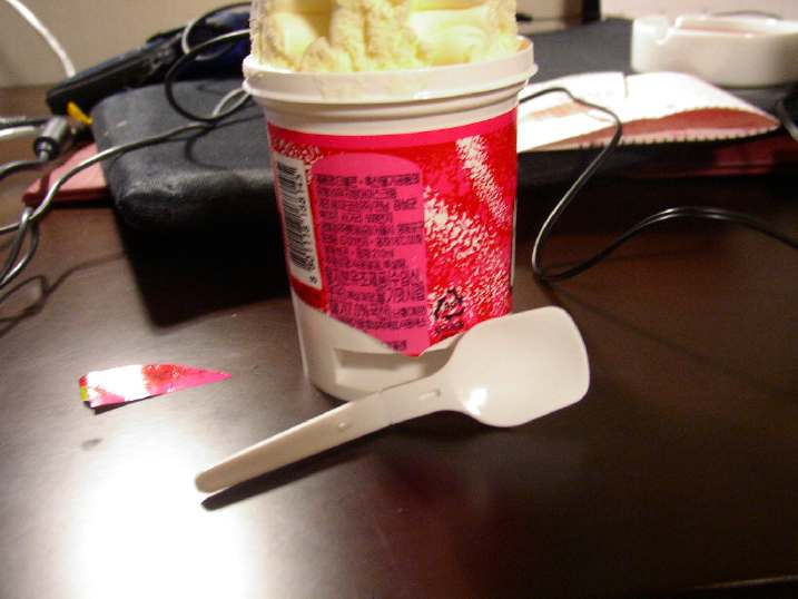 アイスクリームの下から取り出したスプーン