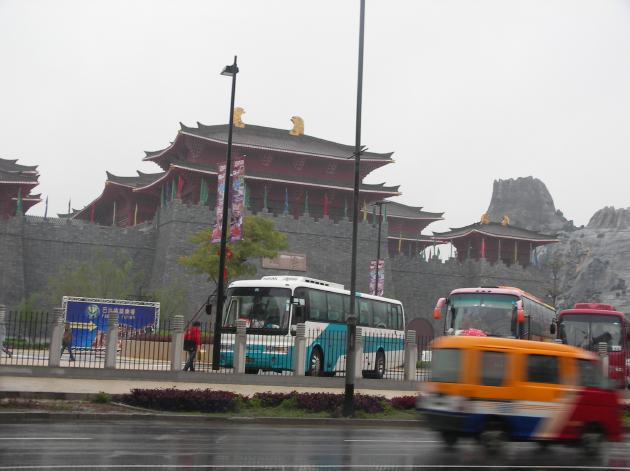 観光バスが駐車する唐城前