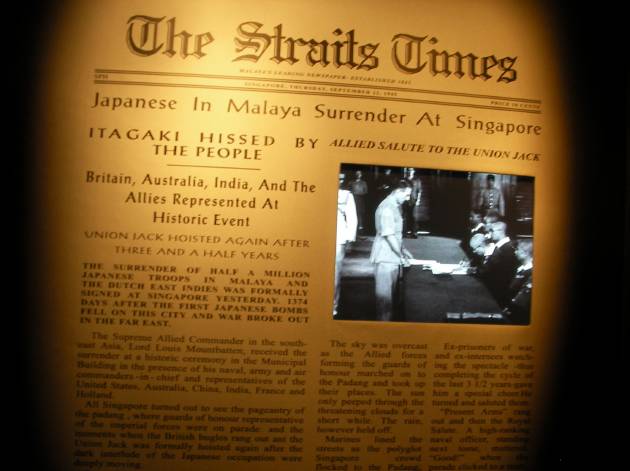 1945年、日本の降伏により、マラヤが再び英領に戻ったことを伝える新聞