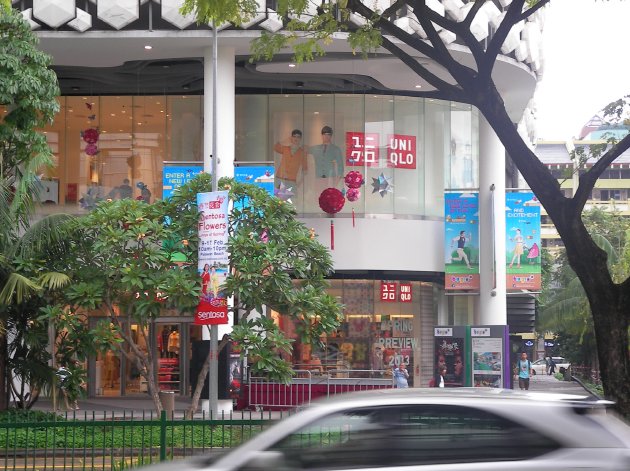 ブギスプラス一階にあるシンガポール最大のユニクロ店