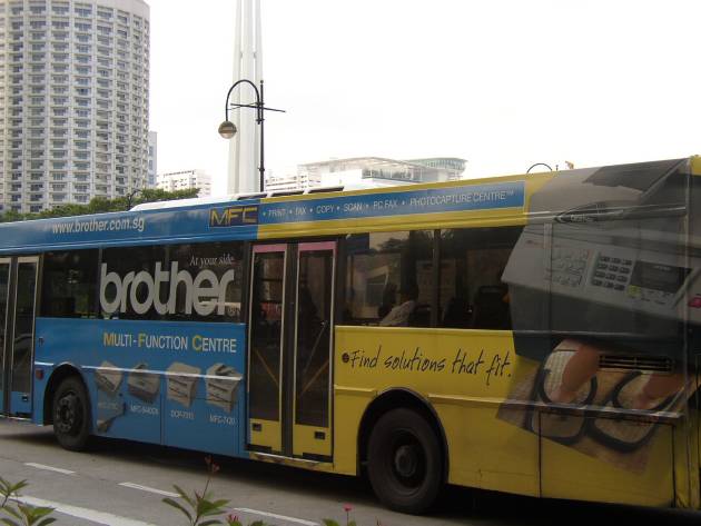 brother（ブラザー）の広告をまとったバス