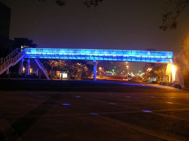 青くライトアップされた塩埕市民広場近くの歩道橋