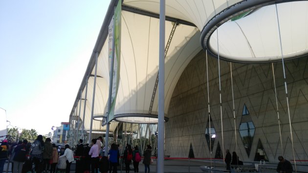 間近で撮影した大東文化芸術センター（大東文化藝術中心）の外観
