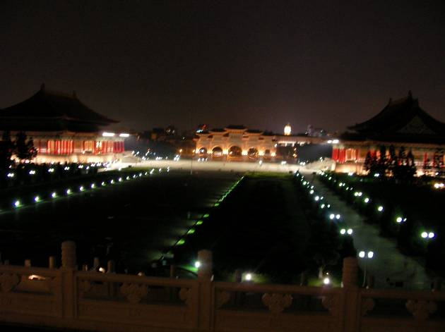 中正紀念堂から撮影した夜の公園内の風景