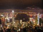 ビクトリア港の水面も綺麗な香港の夜景