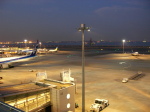 展望デッキから撮影した夜の東京国際空港（羽田空港）